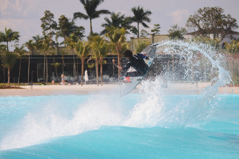 Victor Bernando flying in Praia da Gama